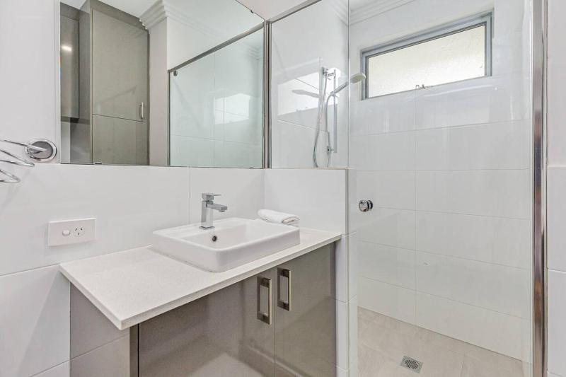 Sleeps 4 - 2 bed 2 bath - Restful Suburban Stay - image 9