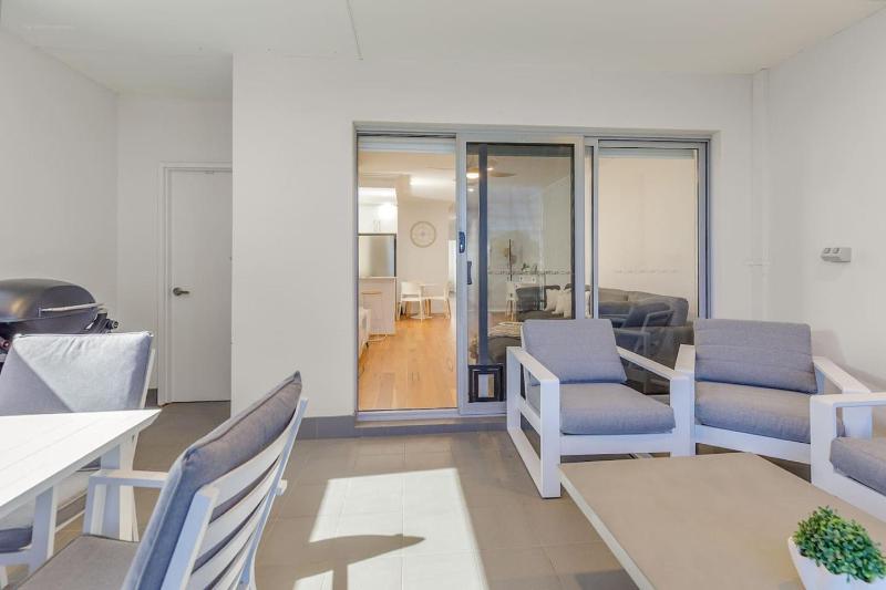 Sleeps 4 - 2 bed 2 bath - Restful Suburban Stay - image 2