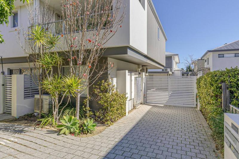 Sleeps 4 - 2 bed 2 bath - Restful Suburban Stay - image 14
