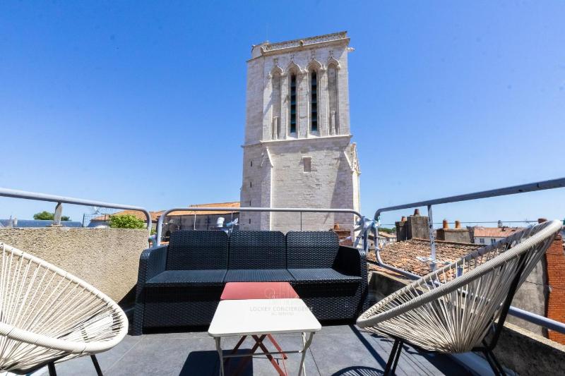 Sur les toits du Vieux Port avec terrasse - image 4