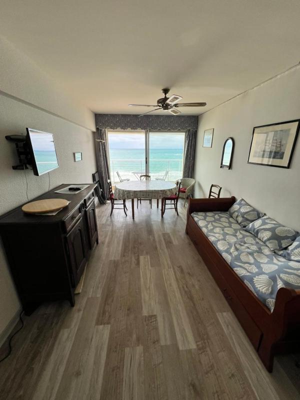 Cozy apartment with sea view - image 15