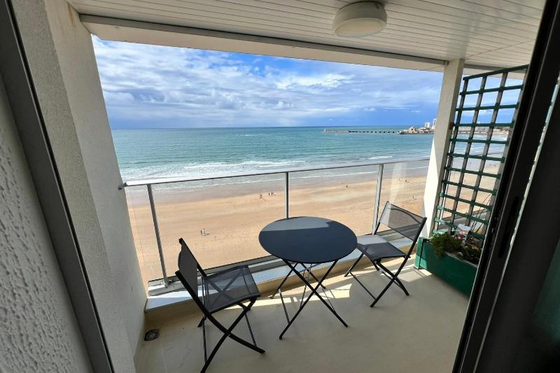 Cozy apartment with sea view - image 13
