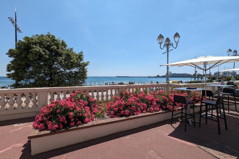 Cozy apartment with sea view - image 14