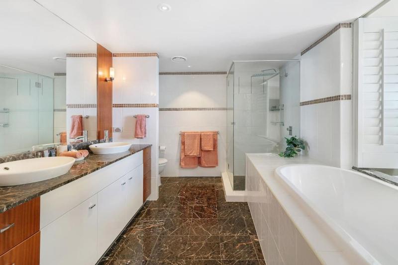 Luxury 3 Bedroom with Ocean and Hinterland views - image 4