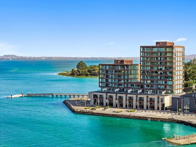 Catalina Bay Waterfront Retreat - Views - Carpark - image 16
