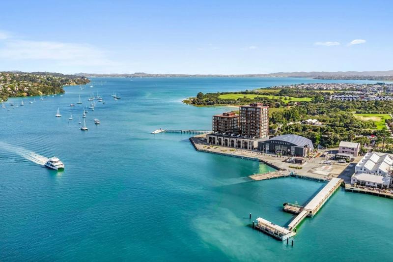 Catalina Bay Waterfront Retreat - Views - Carpark - image 4