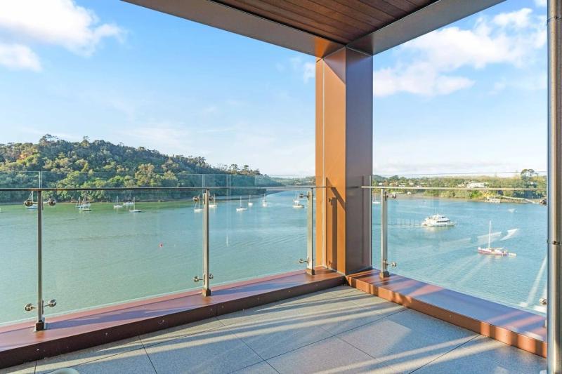 Catalina Bay Waterfront Retreat - Views - Carpark - image 6