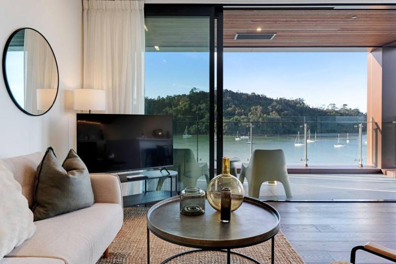 Catalina Bay Waterfront Retreat - Views - Carpark - image 3