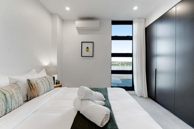Catalina Bay Waterfront Retreat - Views - Carpark - image 15
