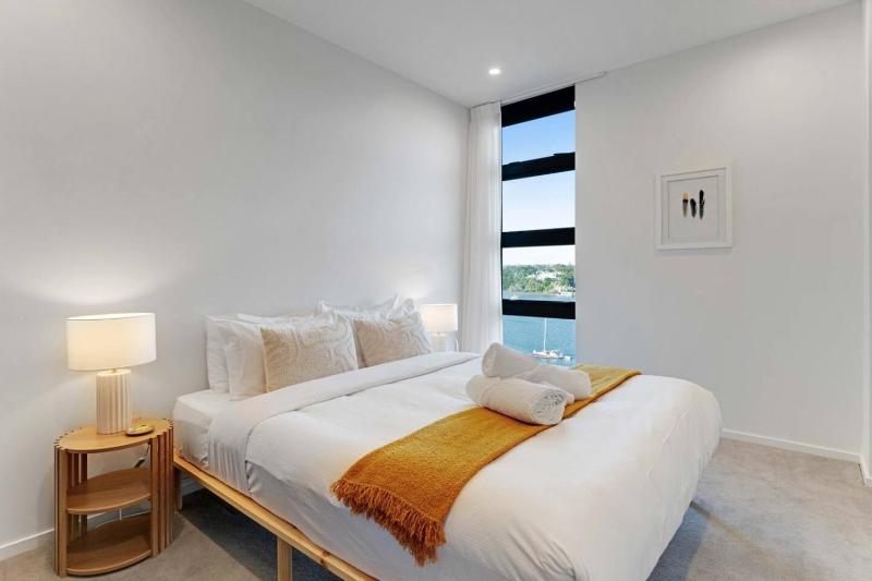 Catalina Bay Waterfront Retreat - Views - Carpark - image 12
