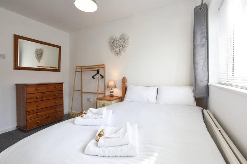 Air Maison - Cosy and Stylish 2Bed Home with Enclosed Garden - image 4