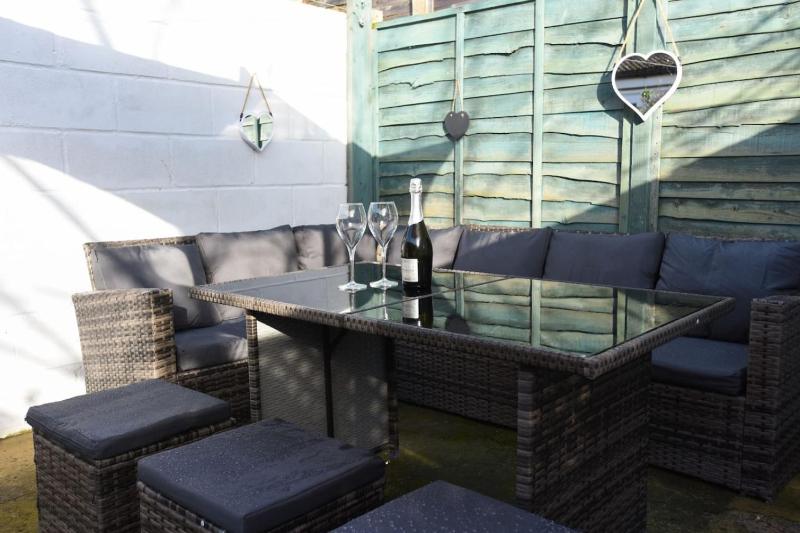 Air Maison - Cosy and Stylish 2Bed Home with Enclosed Garden - image 22