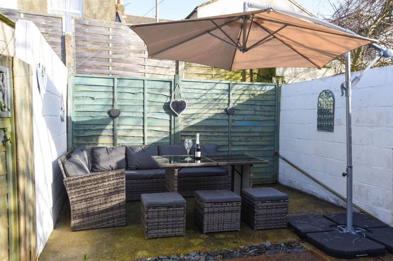 Air Maison - Cosy and Stylish 2Bed Home with Enclosed Garden - image 18