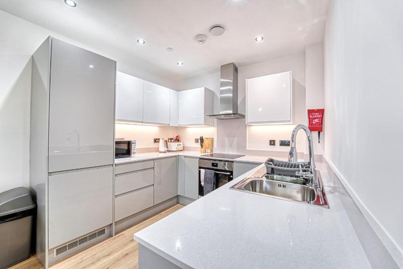 Jewellery Suite Heart of Birmingham City Centre 1-bedroom - image 17