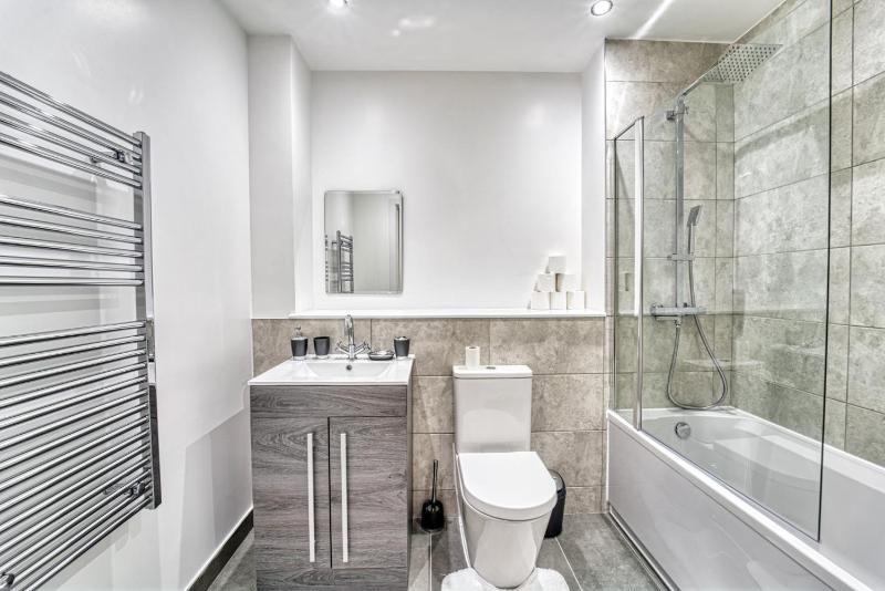 Jewellery Suite Heart of Birmingham City Centre 1-bedroom - image 19
