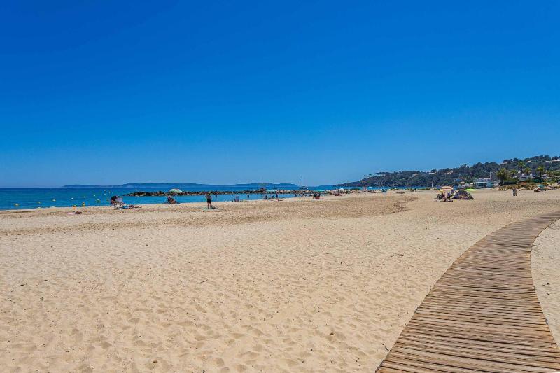 Le Mimosa Ensoleillé - À 400 m de la plage - image 2