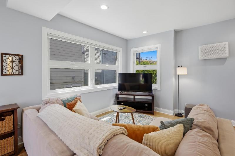 Charming Andersonville Coach House 3BR 25BA townhouse - image 3