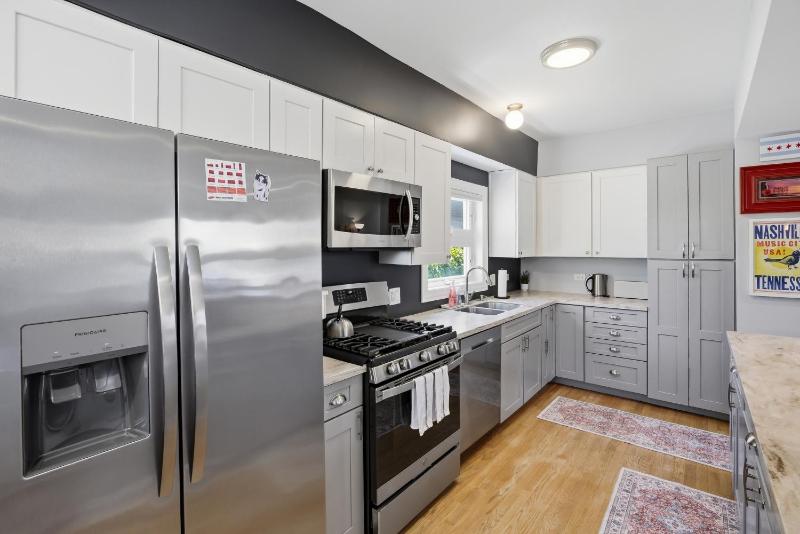 Charming Andersonville Coach House 3BR 25BA townhouse - image 6