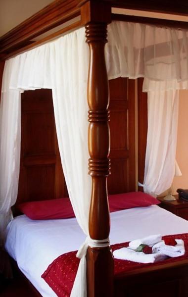 Double Room with Four Poster Bed image 1