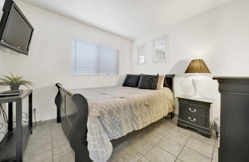 303 - 35th St A - Value 3bdr 3 blocks to the Beach home - image 3
