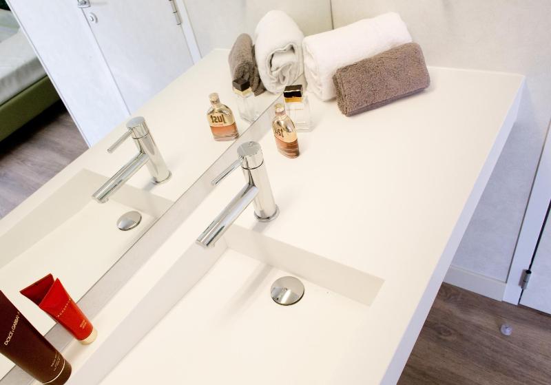 Deluxe Bungalow image 2