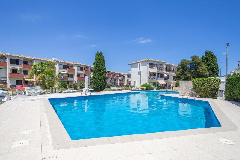 Apart-rent Apartamento Port Sotavent 0147 con vista al canal y piscina - image 12