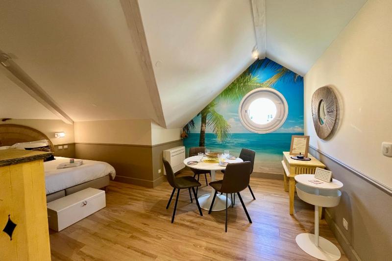 Chic apartment between the sea and palm trees - image 4