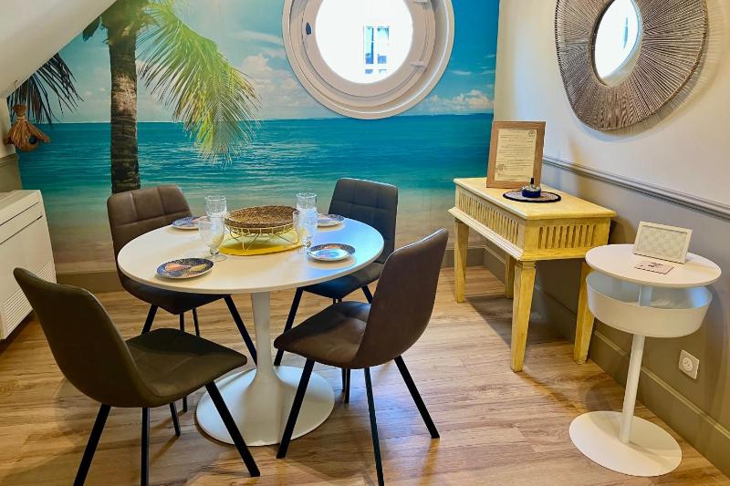 Chic apartment between the sea and palm trees - image 12