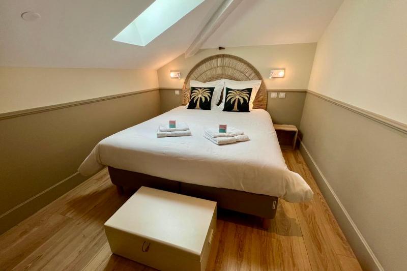 Chic apartment between the sea and palm trees - image 17