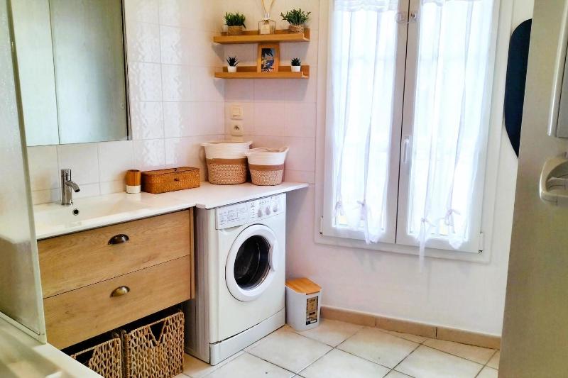 Apartment with terrace in a quiet area of Bandol - image 3