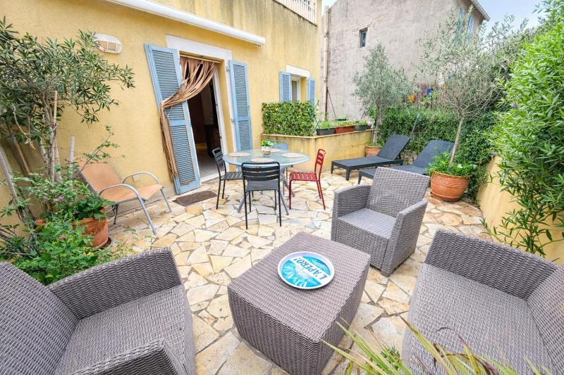 Apartment with terrace in a quiet area of Bandol - image 4