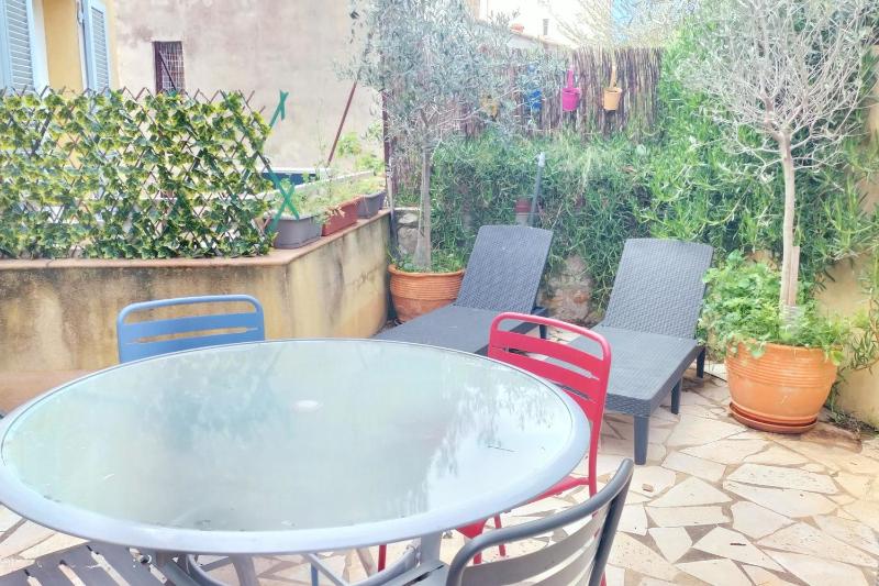 Apartment with terrace in a quiet area of Bandol - image 16