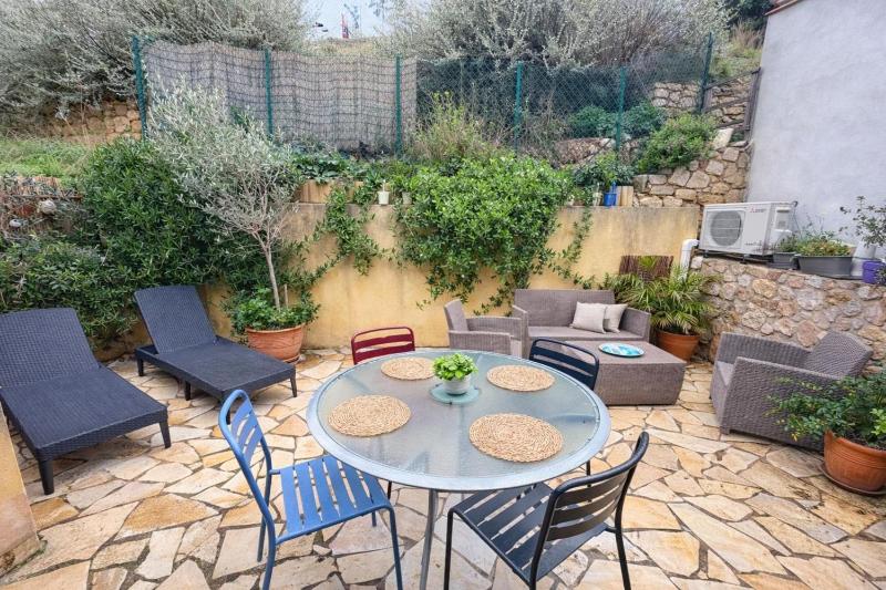 Apartment with terrace in a quiet area of Bandol - image 10