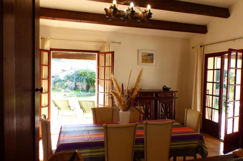 Family cottage facing the sea - image 25