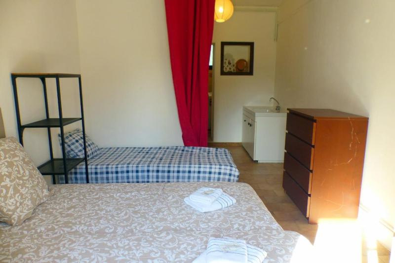 Family cottage facing the sea - image 30