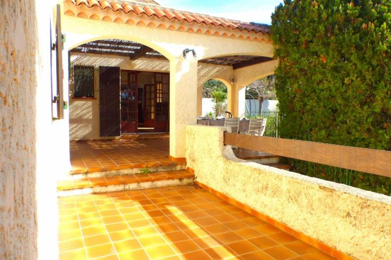 Family cottage facing the sea - image 32