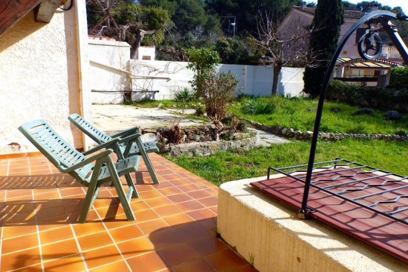 Family cottage facing the sea - image 11