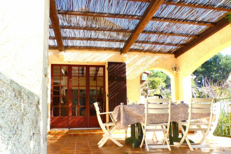 Family cottage facing the sea - image 15