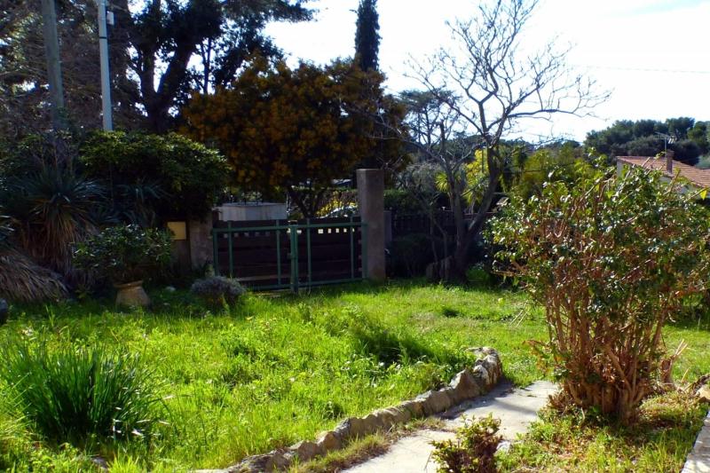 Family cottage facing the sea - image 17