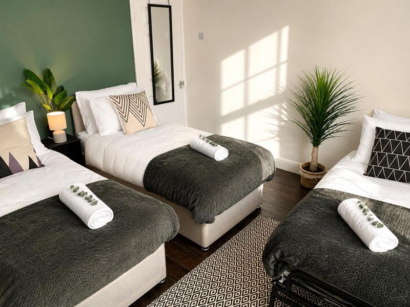The Avenue Townhouse - image 5