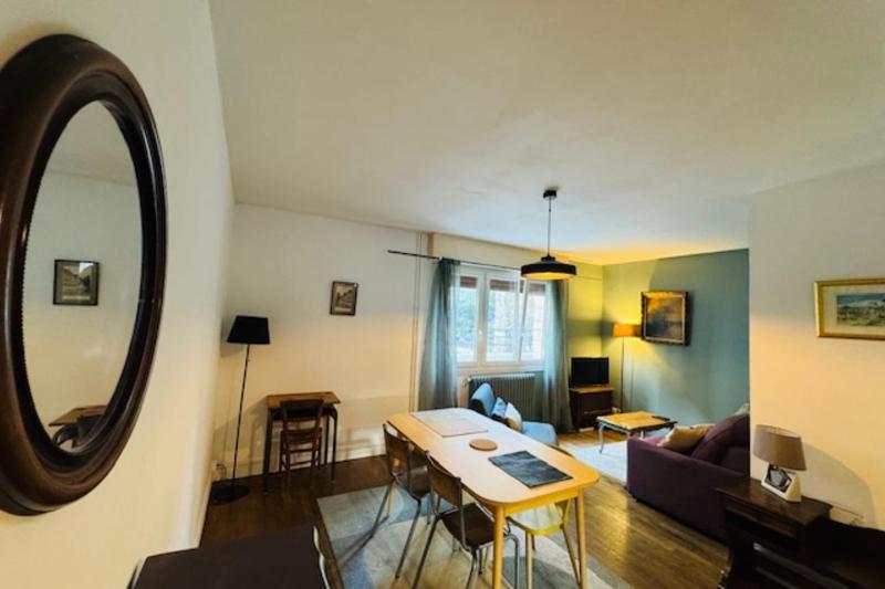 Cozy flat near downtown - image 1