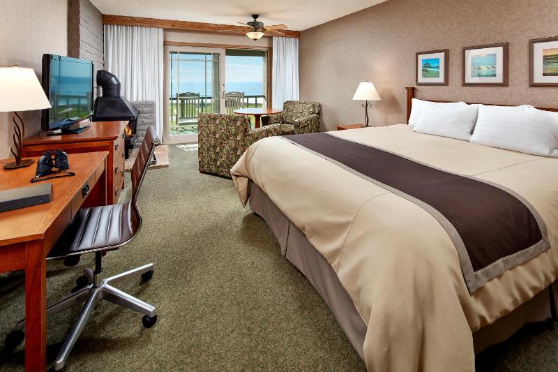 Deluxe King Room with Ocean View and Patio image 2