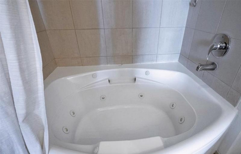 One Bedroom High Rise Residence with City Views - image 15