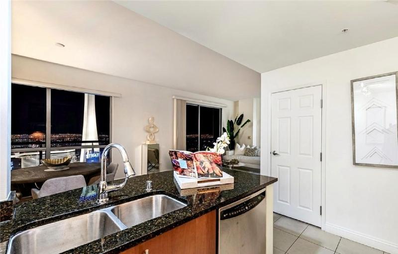 One Bedroom High Rise Residence with City Views - image 8