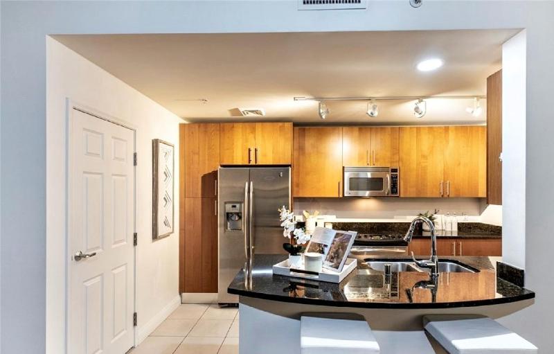 One Bedroom High Rise Residence with City Views - image 14