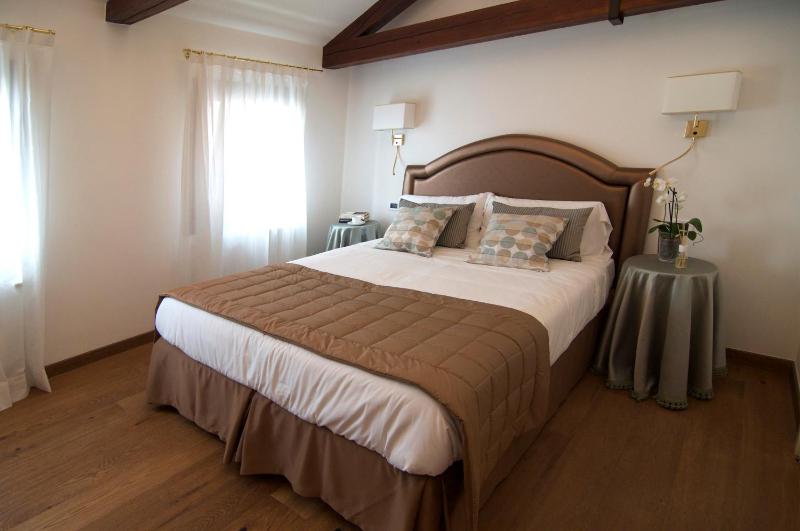 Deluxe Double Room image 2