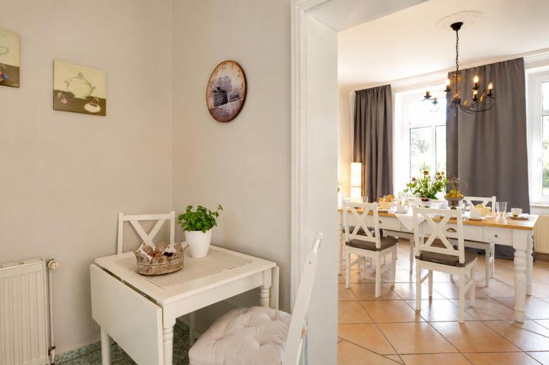 Ferienhaus für 8 Personen mit Kamin & Terrasse - image 34