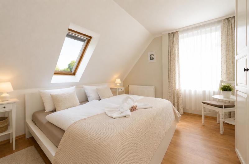 Ferienhaus für 8 Personen mit Kamin & Terrasse - image 33