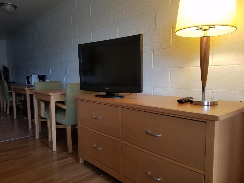 Queen Room with Two Queen Beds - Non-Smoking & Non-Pet Friendly image 4