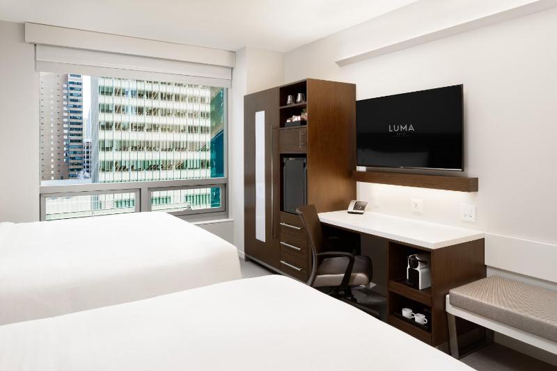 Park Plaza Deluxe King Room with Two King Beds image 2